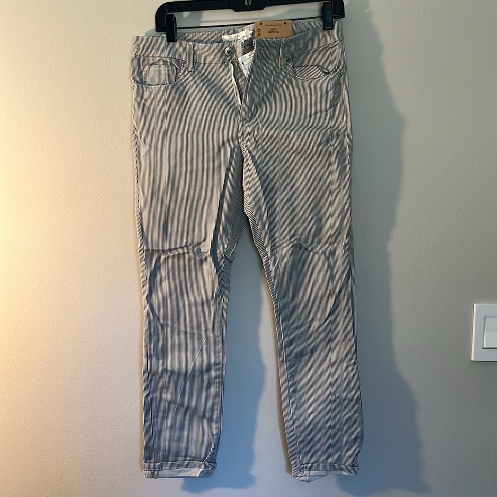 NWT H&M NAVY STRIPED JEANS. SLIM FIT CROPPED LEG. SIZE 8